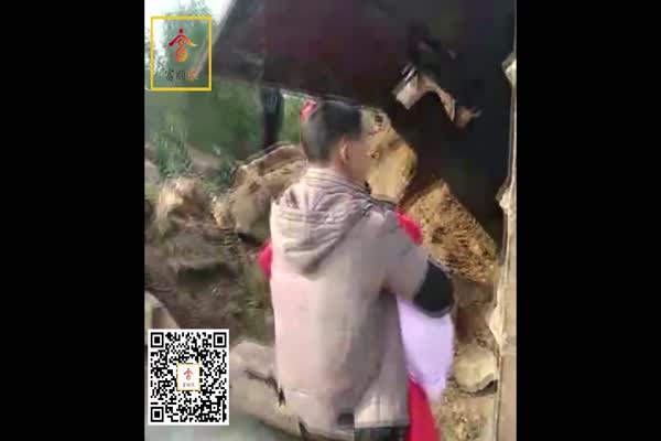 我县三道桥一大货车侧翻